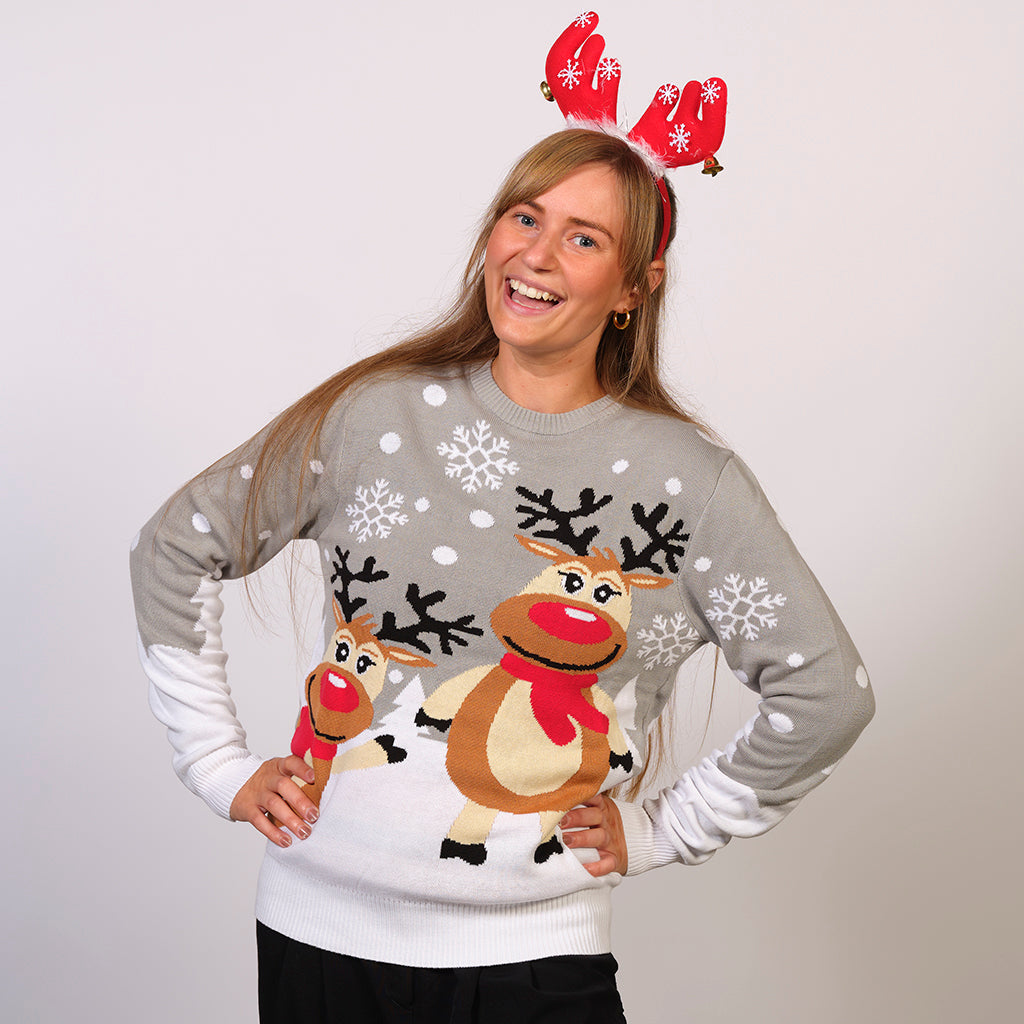 Una donna che indossa un maglione natalizio grigio con sopra Rudolph.